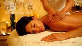 Mujer recibiendo masaje en spa, rodeada de velas y ambiente relajante. Texto: "Maya Spa".