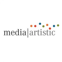 Logo mit Text "media | artistic" und bunten Punkten.