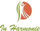 Logo mit einer stilisierten Figur in grünem und orangem Kreis; Text: "In Harmonie".