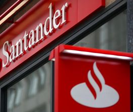 Fachada de uma agência do banco Santander, com o logo vermelho e branco destacado.