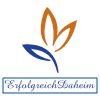 Abstraktes Logo mit Blattmotiv in Braun und Blau, darunter Text: "Erfolgreich Daheim".