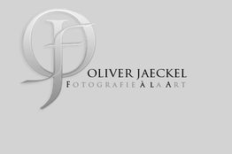 Graues Firmenlogo mit den Buchstaben "OP", "Oliver Jaeckel" und "Fotografie à la Art" auf Grau.