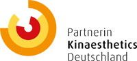 Logo von Partnerin Kinaesthetics Deutschland mit bunten, ineinander greifenden Kreisen.
