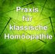Grüne Blätter als Hintergrund mit dem Text: "Praxis für klassische Homöopathie".
