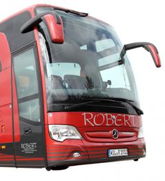Roter Reisebus mit Mercedes-Stern, Schriftzug "Robert", großem Fenster und seitlichen Spiegeln.