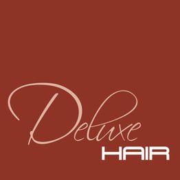 Auf braunem Hintergrund steht in eleganter Schrift "Deluxe HAIR".