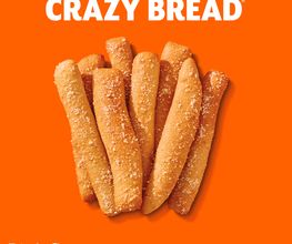 Palitos de pan Crazy Bread de Little Caesars sobre un fondo naranja.