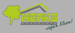 Logo mit Schriftzug "MERKS", Haus-Symbol, Baum und Text "einfach Klasse!" in Grün und Grau.