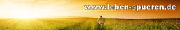 Mann geht bei Sonnenuntergang durch ein Feld; Text: www.leben-spueren.de.