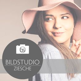 Frau mit rosa Hut lächelnd, daneben das Logo "Bildstudio Ziesche" in einem Kreis.