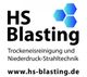 HS Blasting Logo mit Text über Trockeneisreinigung und Strahltechnik, blaue hexagonale Formen.