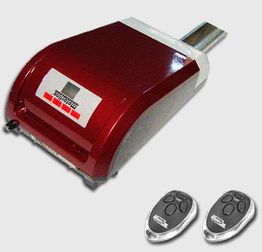 Garagentoröffner mit rotem Gehäuse und zwei schwarzen Fernbedienungen auf grauem Hintergrund.