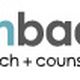 Logo van Coachbaar met blauwe en grijze tekst, plus een blauw-wit cirkelvormig ontwerp.