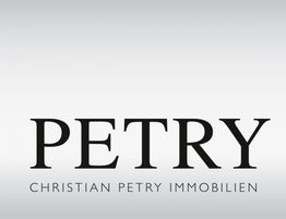 Logo mit dem Text „PETRY CHRISTIAN PETRY IMMOBILIEN“ auf grauem Hintergrund.