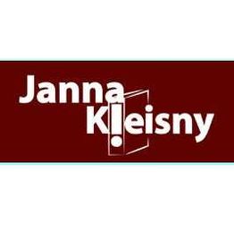Roter Hintergrund mit weißem Text: "Janna Kleisny", das K symbolisiert eine Tür.
