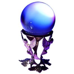 Blaue Kristallkugel auf eleganter Halterung mit Engelsfiguren, von lila Licht beleuchtet.