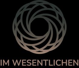Abstraktes, verschlungenes Logo mit dem Text "IM WESENTLICHEN" darunter auf schwarzem Hintergrund.