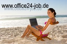 Frau im Bikini sitzt am Strand mit Laptop; Website „office24-job.de“ zu sehen.