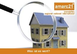 Lupe über gelbem Haus, Text: "Was ist es wert?" und "amarc21 immobilien".