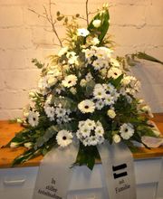 Trauergestecke oder Trauerkränze mit Schleife bestellen & liefern in Hamburg