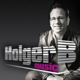 Ein Mann lächelt neben dem Schriftzug "Holger B music" auf einem dunklen Hintergrund.