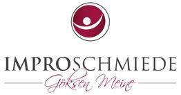 Logo der Improschmiede mit rotem Kreis und stilisierter Figur, Text: "Göksen Meine".