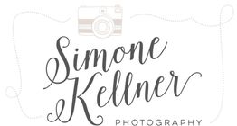Logo: "Simone Kellner Photography" in eleganter Schrift mit einer Kamera oben.