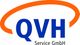 Logo mit blauem „QVH“ und orangefarbenem Bogen, darunter Schriftzug „Service GmbH“.