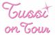 „Tussi on Tour“ in rosa Schrift mit Glitzereffekt.