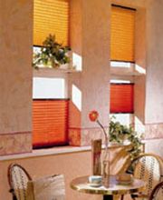 Ein Plissee ist die moderne Form der Fenstergestaltung. Es verbindet gekonnt die technische Note mit dem wohnlichen Charakter eines Stoffes. Eine Plissee – Anlage der Marke \"Cosiflor\" ist kinderleicht zu befestigen und schafft durch die ausgeklügelte Te