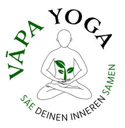 Sitzende Figur mit Pflanze, umgeben von „Vāpa Yoga“ und „Säe deinen inneren Samen“.