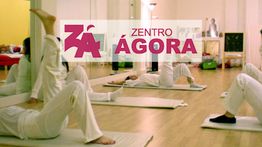 Personas haciendo ejercicio en un centro llamado "Zentro Ágora", con espejos y colchonetas.
