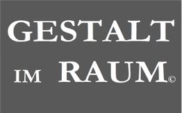Grauer Hintergrund mit weißem Text: "GESTALT IM RAUM©".
