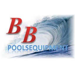 BB-Logo mit blauen Wellen im Hintergrund und dem Schriftzug "POOLEQUIPMENT".