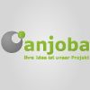 Logo mit Schriftzug "anjoba" und Slogan "Ihre Idee ist unser Projekt" vor grauem Hintergrund.