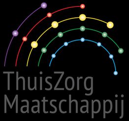 Logo met regenbooglijnen en tekst "ThuisZorg Maatschappij" op zwarte achtergrond.