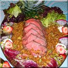 Ein Teller mit Roastbeef, Salat, Erdbeeren und Drachenfrucht-Scheiben, dekorativ angerichtet.