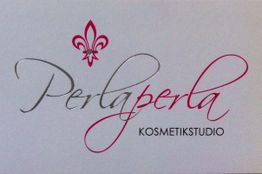 Logo mit Schriftzug "Perlaperla Kosmetikstudio" und einer stilisierten Lilie darüber.
