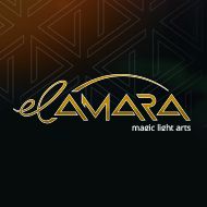 Logo mit Schrift "elAMARA magic light arts" in goldener Schrift auf dunklem Hintergrund.