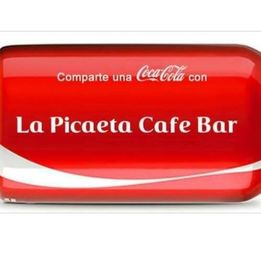 Lata roja de Coca-Cola con texto "La Picaeta Cafe Bar".