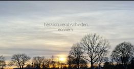 Sonnenuntergang hinter Bäumen mit Schriftzug "herzlich.verabschieden. erinnern".