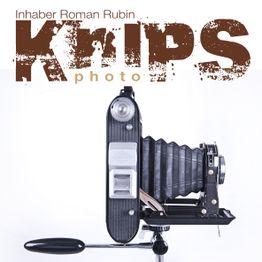 Alte Kamera mit dem Schriftzug "Knips photo" oben im Bild.