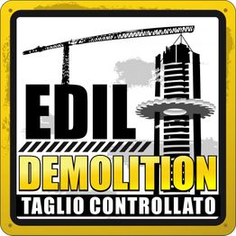 Gru e edificio in demolizione, scritta: "EDIL DEMOLITION TAGLIO CONTROLLATO".