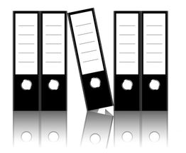 Fünf schwarze Ordner, einer lehnt schräg an den anderen, auf einer reflektierenden Oberfläche.