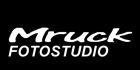 Schwarzes Logo mit weißer Schrift: "Mruck FOTOSTUDIO".