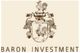 Wappen mit einem Hahn und Text "Baron Investment" darunter auf beigem Hintergrund.