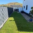 Neue Rasenanlage mit Sichtschutzzaun