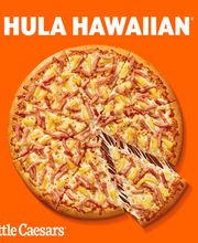 Pizza hawaiana de Little Caesars con piña y jamón sobre fondo naranja, texto "Hula Hawaiian".