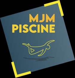 Logo carré bleu avec "MJM PISCINE" en jaune et silhouette de nageur. Angles soulignés en jaune.