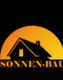 Schwarzer Hausumriss vor gelbem Sonnenuntergang, mit Text "SONNEN-BAU" darunter.